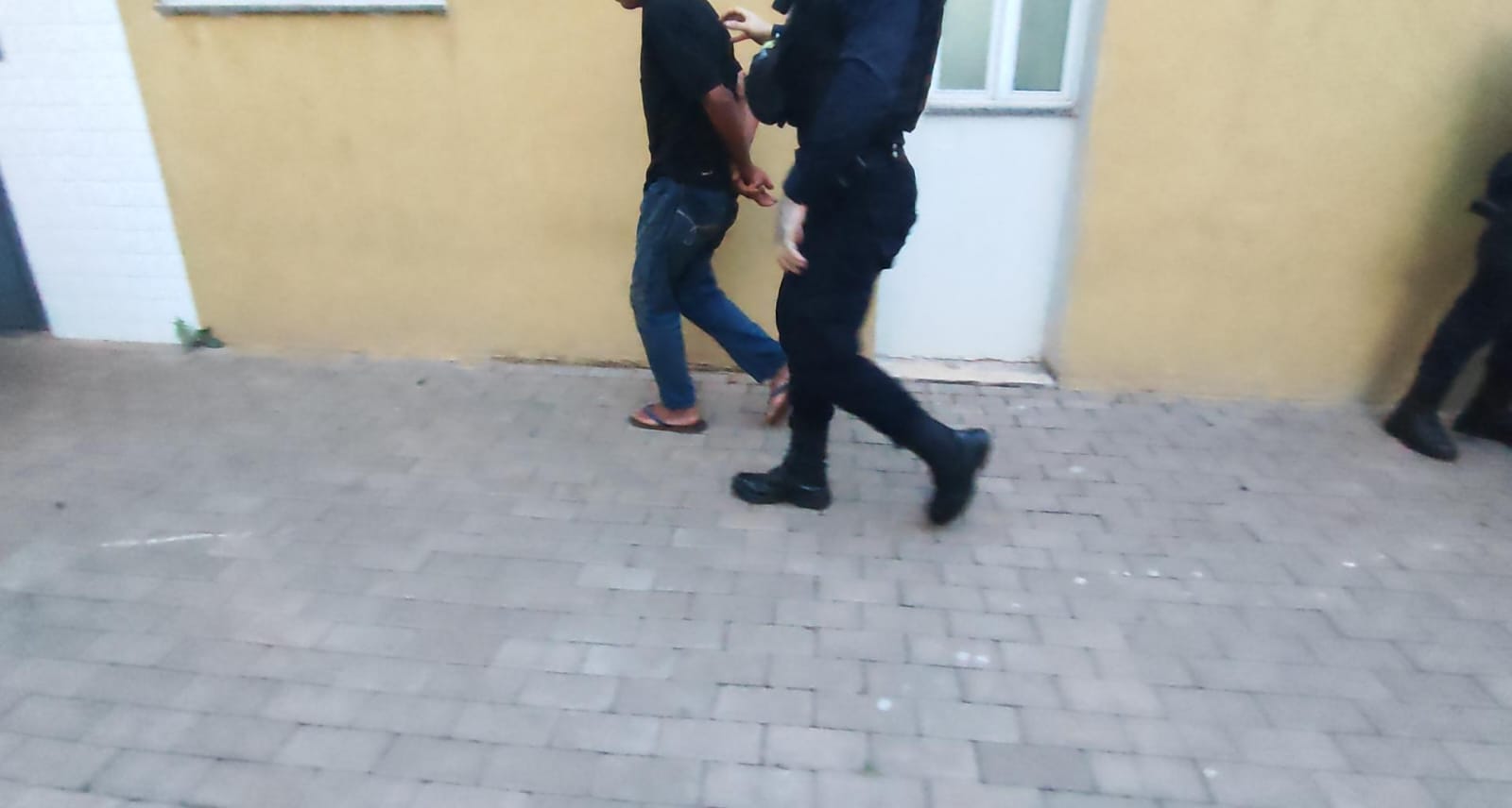 Homem bate cabeça da companheira contra a parede e é detido pela Guarda Municipal Homem bate cabeça da companheira contra a parede e é detido pela Guarda Municipal