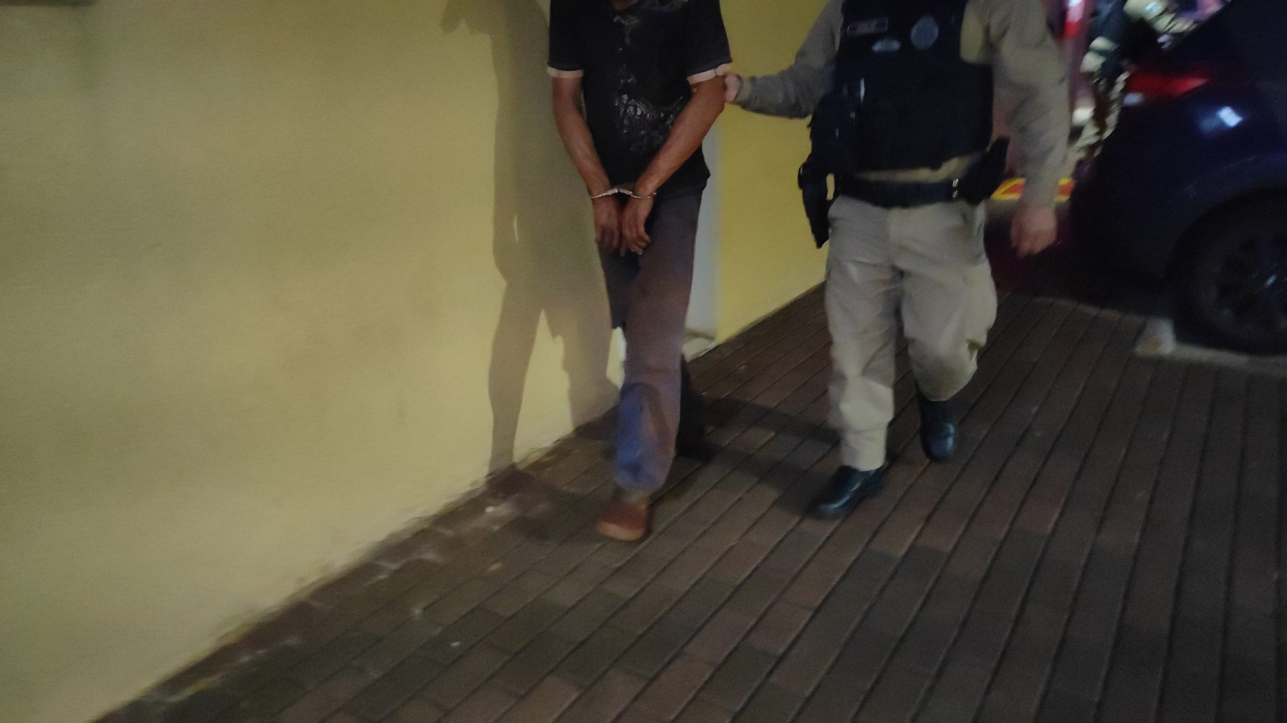 Homem de 35 anos é detido após ameaçar companheira Homem de 35 anos é detido após ameaçar companheira