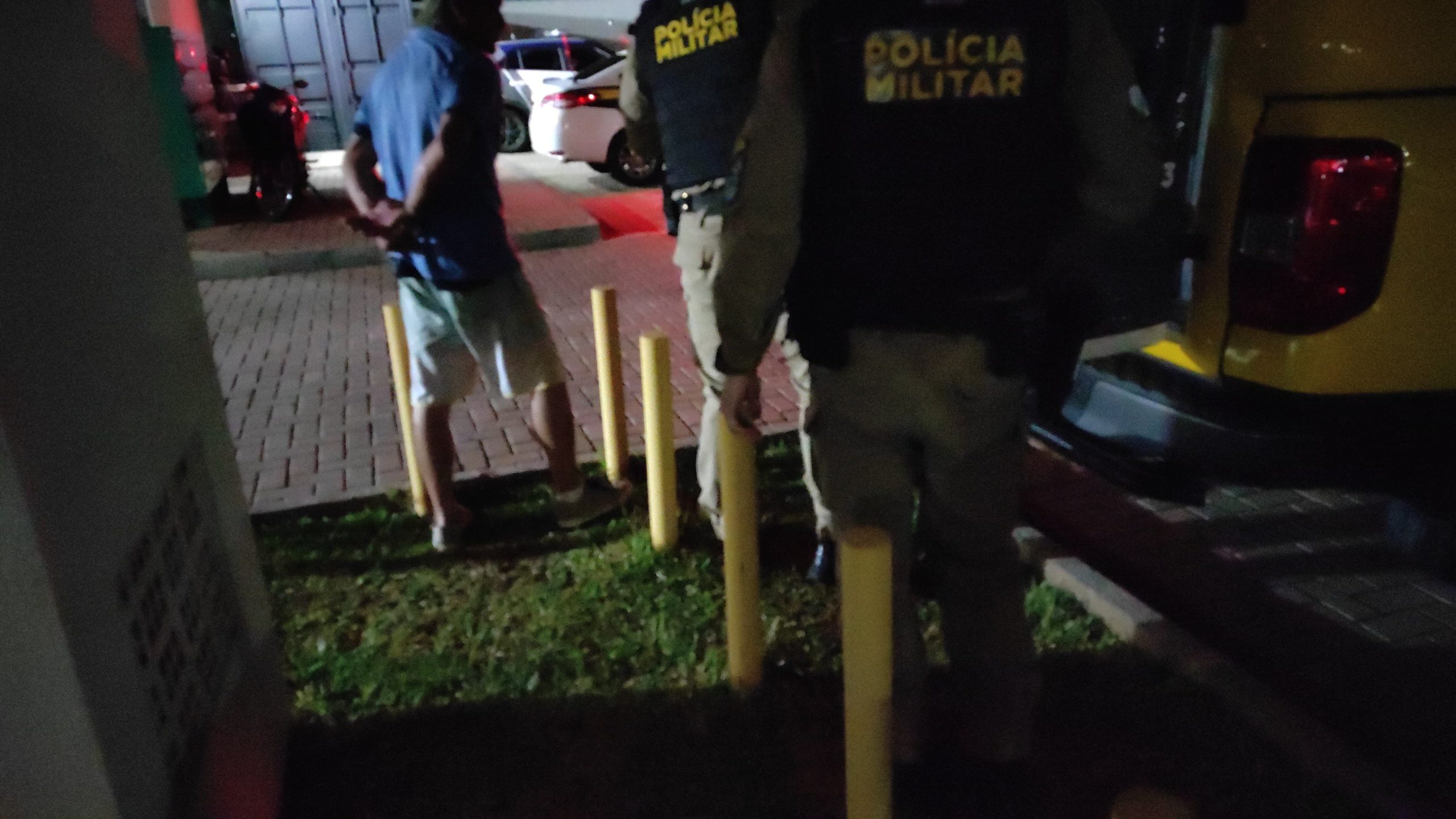 Homem pede socorro na janela e PM encontra casal com marcas de agressão após briga Homem pede socorro na janela e PM encontra casal com marcas de agressão após briga