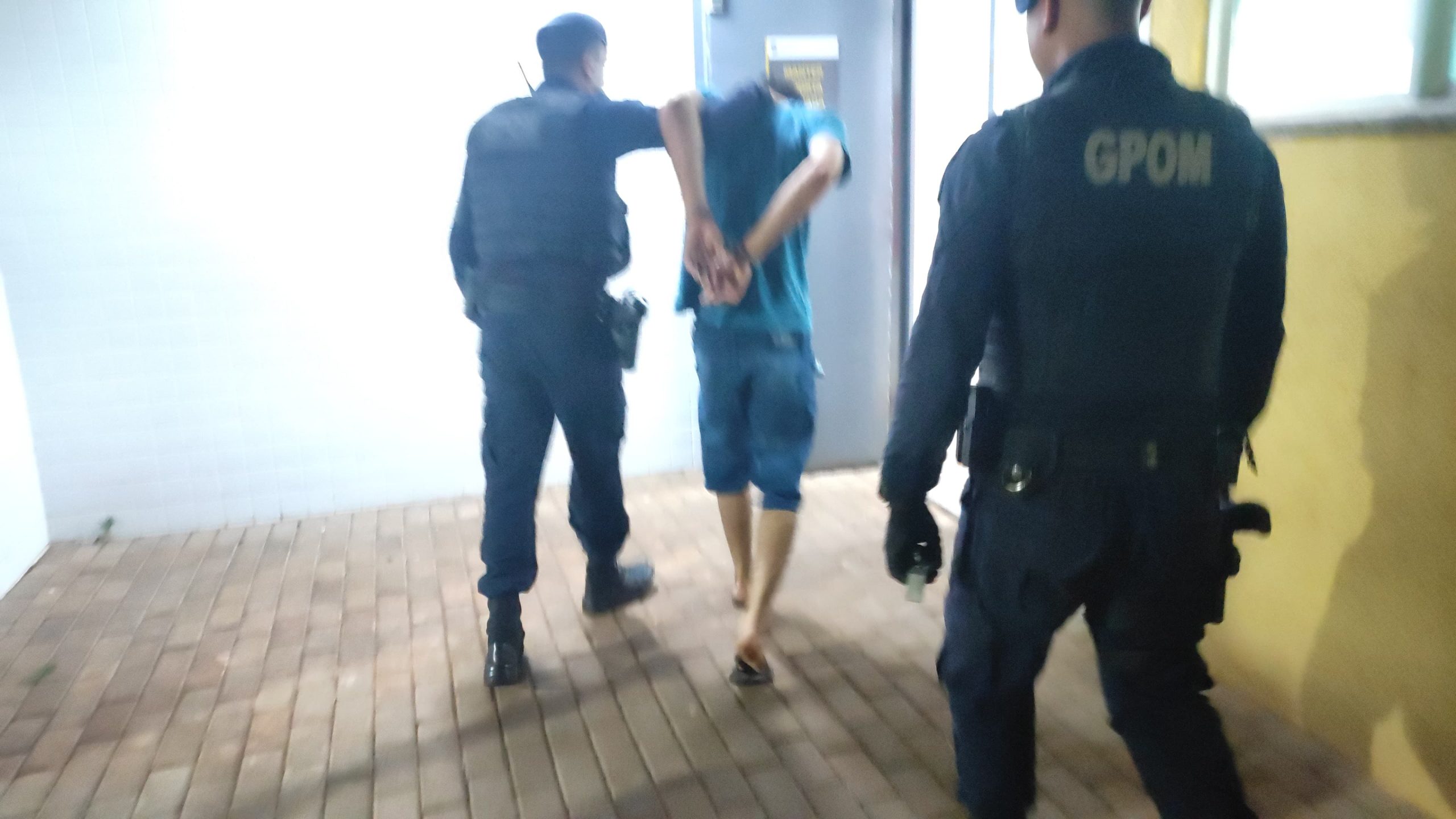 Homem é detido pelo crime de violência doméstica: vítima apresenta marcas no pescoço Homem é detido pelo crime de violência doméstica: vítima apresenta marcas no pescoço
