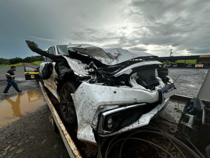 Imagem referente a Civic aquaplana e colide com árvore na BR-153, deixando cinco feridos