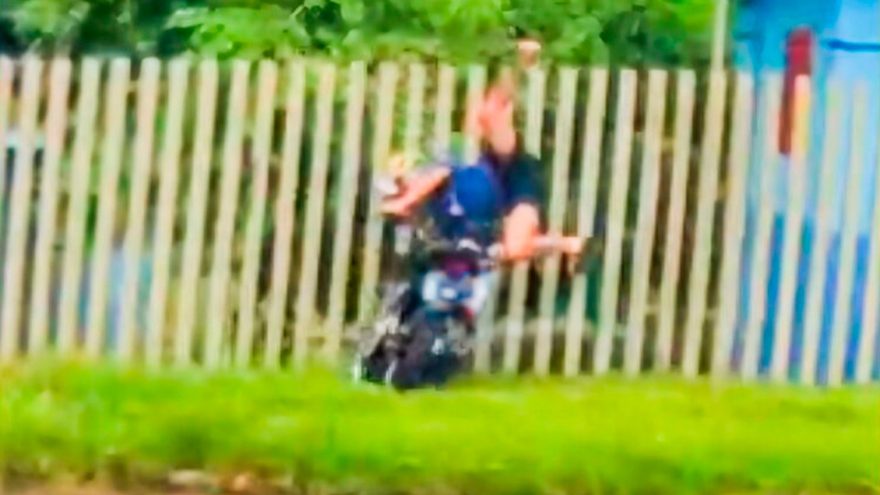 Deu ruim! Vídeo mostra motociclista batendo contra muro da Sanepar durante perseguição da PM
