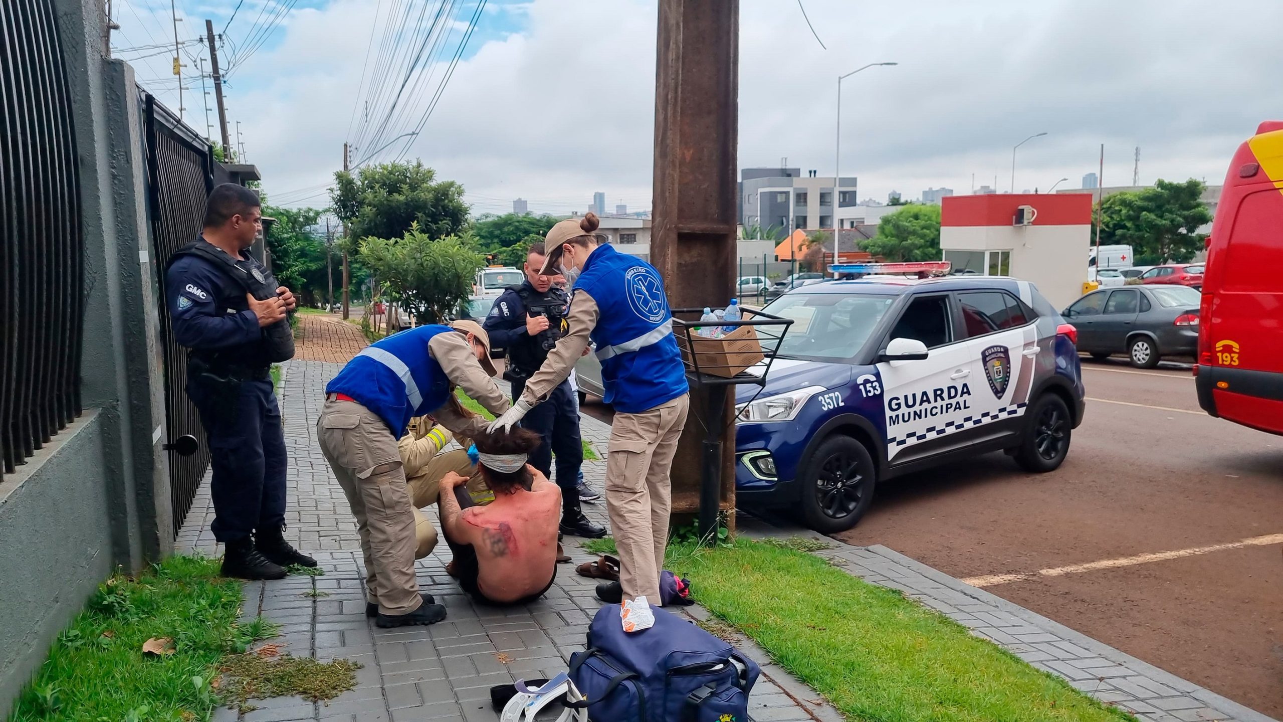 Morador de rua toma "camaçada de pau" nas proximidades do HUOP