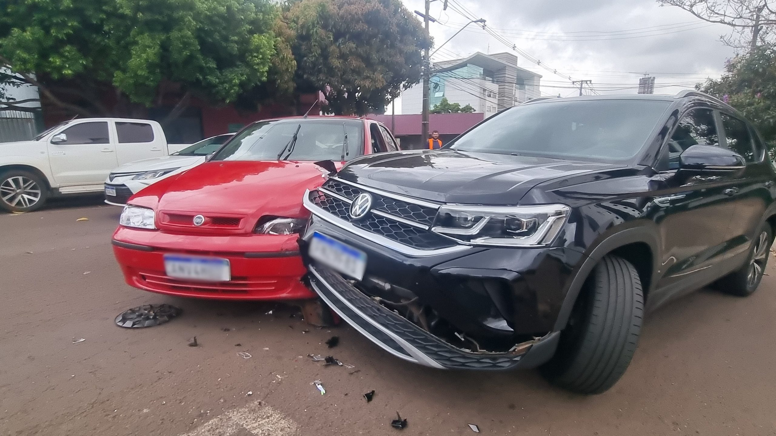 Taos e Palio se envolvem em colisão na Rua Maranhão, no Centro
