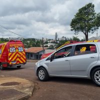 Imagem referente a Mulher tem lesão grave na cabeça após colisão entre carro e moto no Bairro Neva