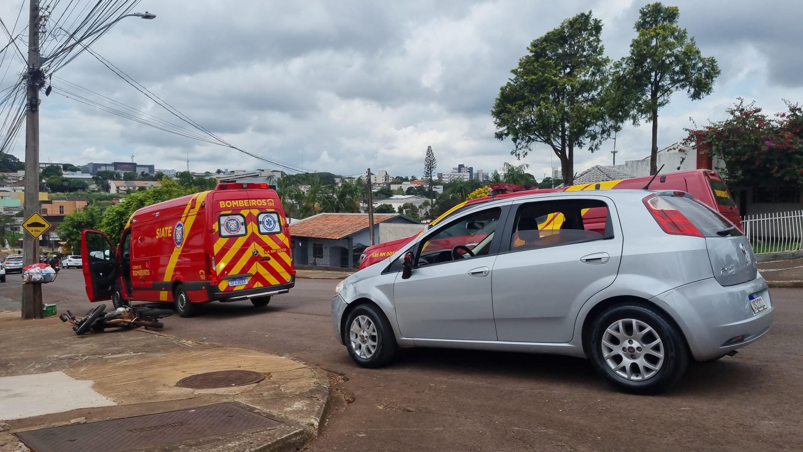 Mulher tem lesão grave na cabeça após colisão entre carro e moto no Bairro Neva