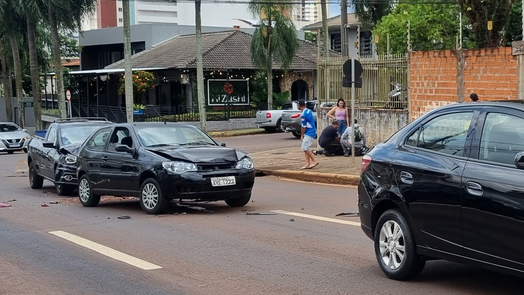 Acidente envolvendo três carros deixa vítima na Rua Antonina