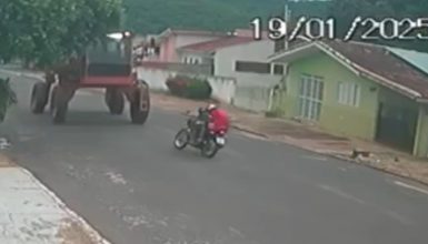 Imagem referente a Garupa de moto tem cabeça estourada após motociclista tentar passar por baixo de máquina agrícola