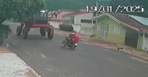 Imagem referente a Garupa de moto tem cabeça estourada após motociclista tentar passar por baixo de máquina agrícola