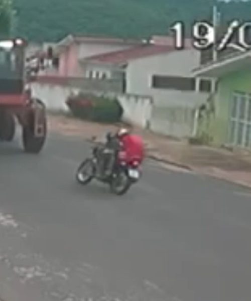 Imagem referente a Garupa de moto tem cabeça estourada após motociclista tentar passar por baixo de máquina agrícola