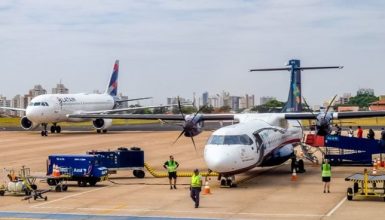 Imagem referente a Passageiro cai da escada de desembarque de avião e morre em SP