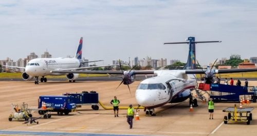 Imagem referente a Passageiro cai da escada de desembarque de avião e morre em SP