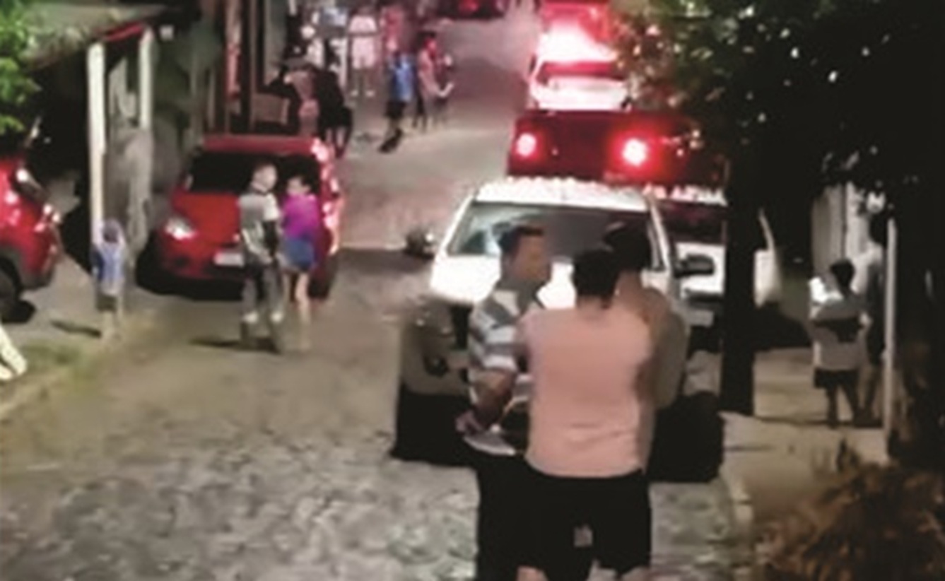 População tenta linchar casal que agrediu crianças; suspeitos foram detidos