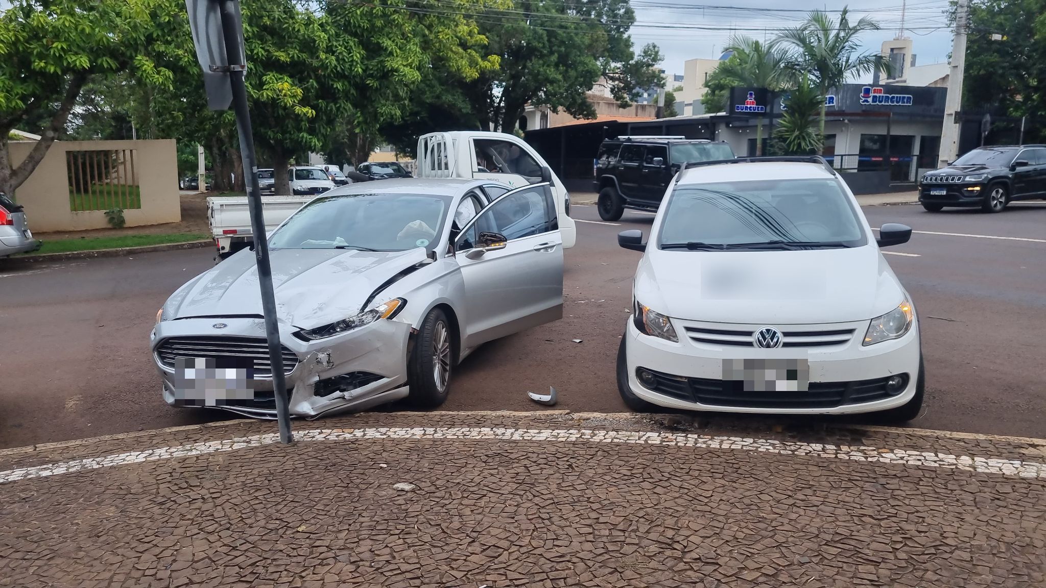 Saveiro e Fusion se envolvem em acidente em Cascavel