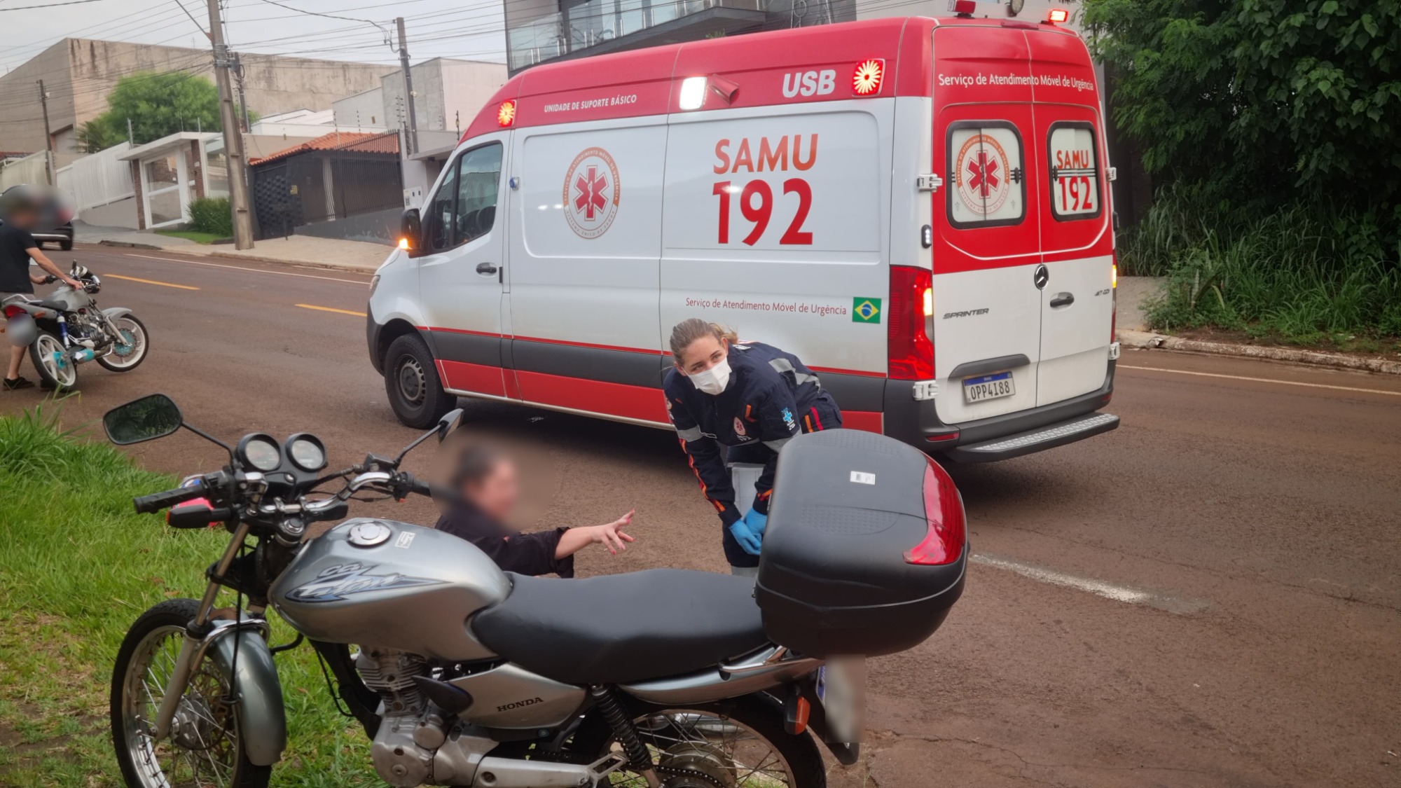 Jovem motociclista é encaminhada à UPA após acidente na Rua Manaus