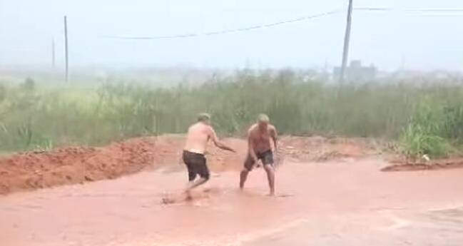 Luta de sumô improvisada na chuva arranca gargalhadas; veja vídeo