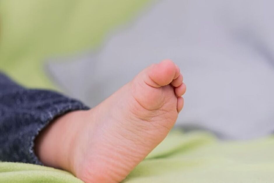 Mãe embriagada cai na rua com bebê e é presa 