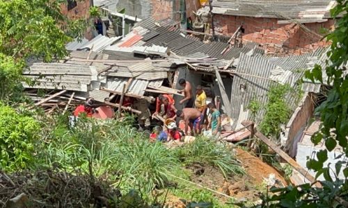 Imagem referente a Pai e filha são encontrados mortos após deslizamento de terra