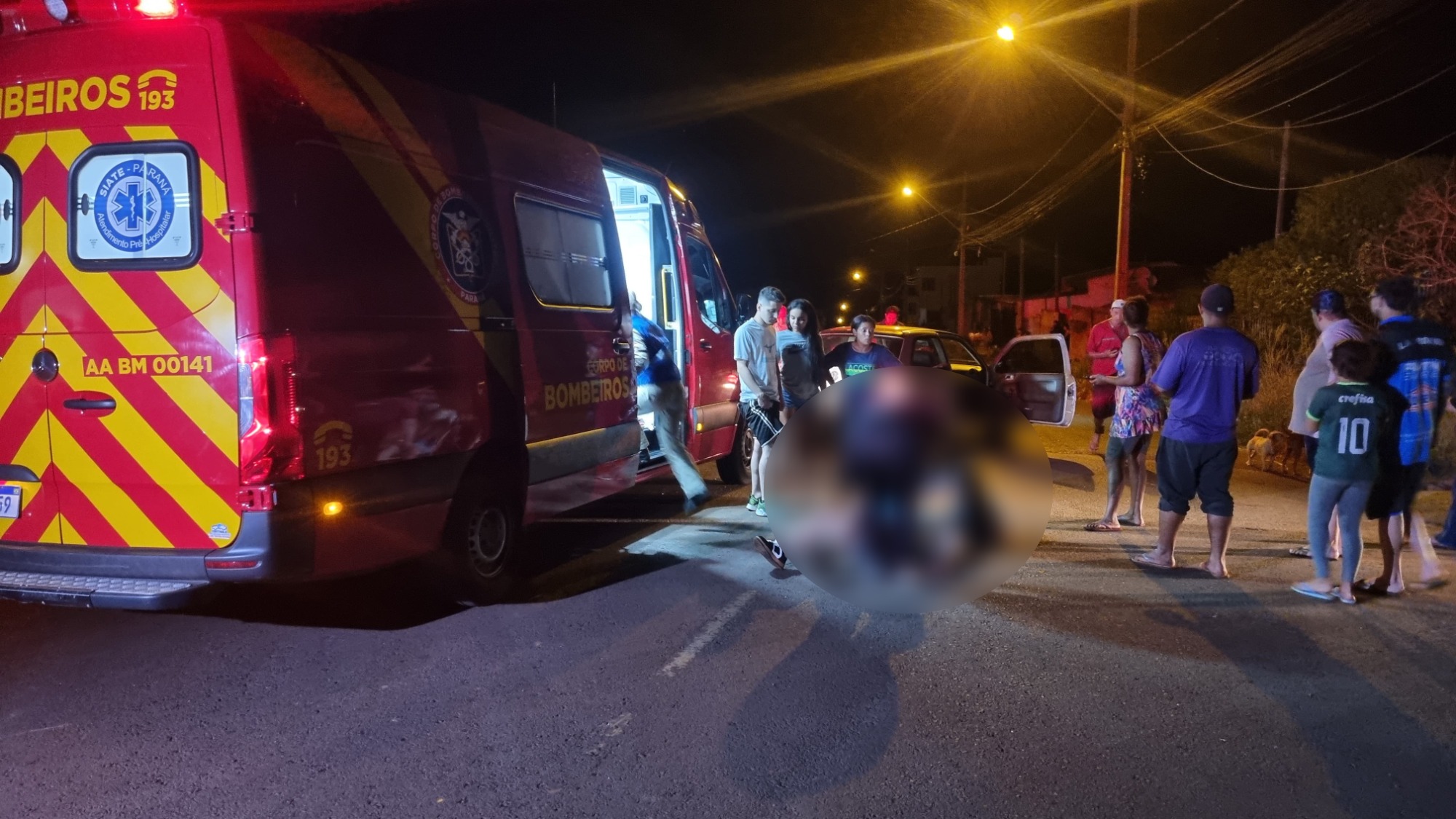 Forte impacto entre carro e moto deixa jovem ferida no Cascavel Velho