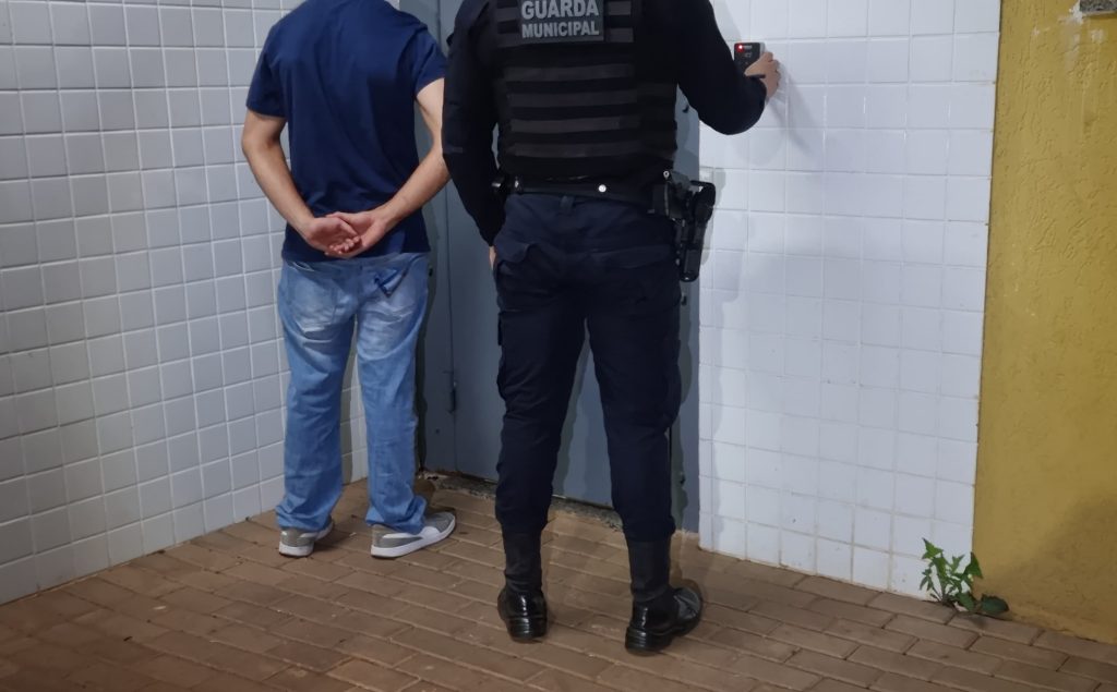 Jovem empina moto na frente da GM, empreende fuga, mas é capturado