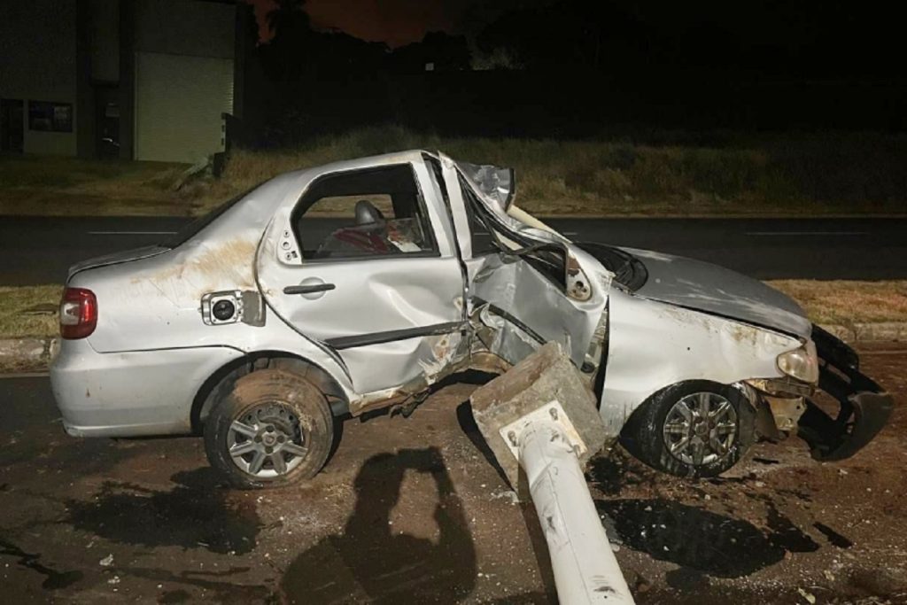 Condutor fica ferido após colisão em poste de canteiro central em Umuarama