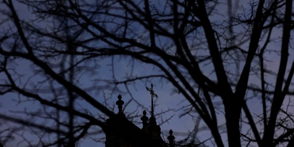 Padre afastado volta a ser investigado por assédio sexual 