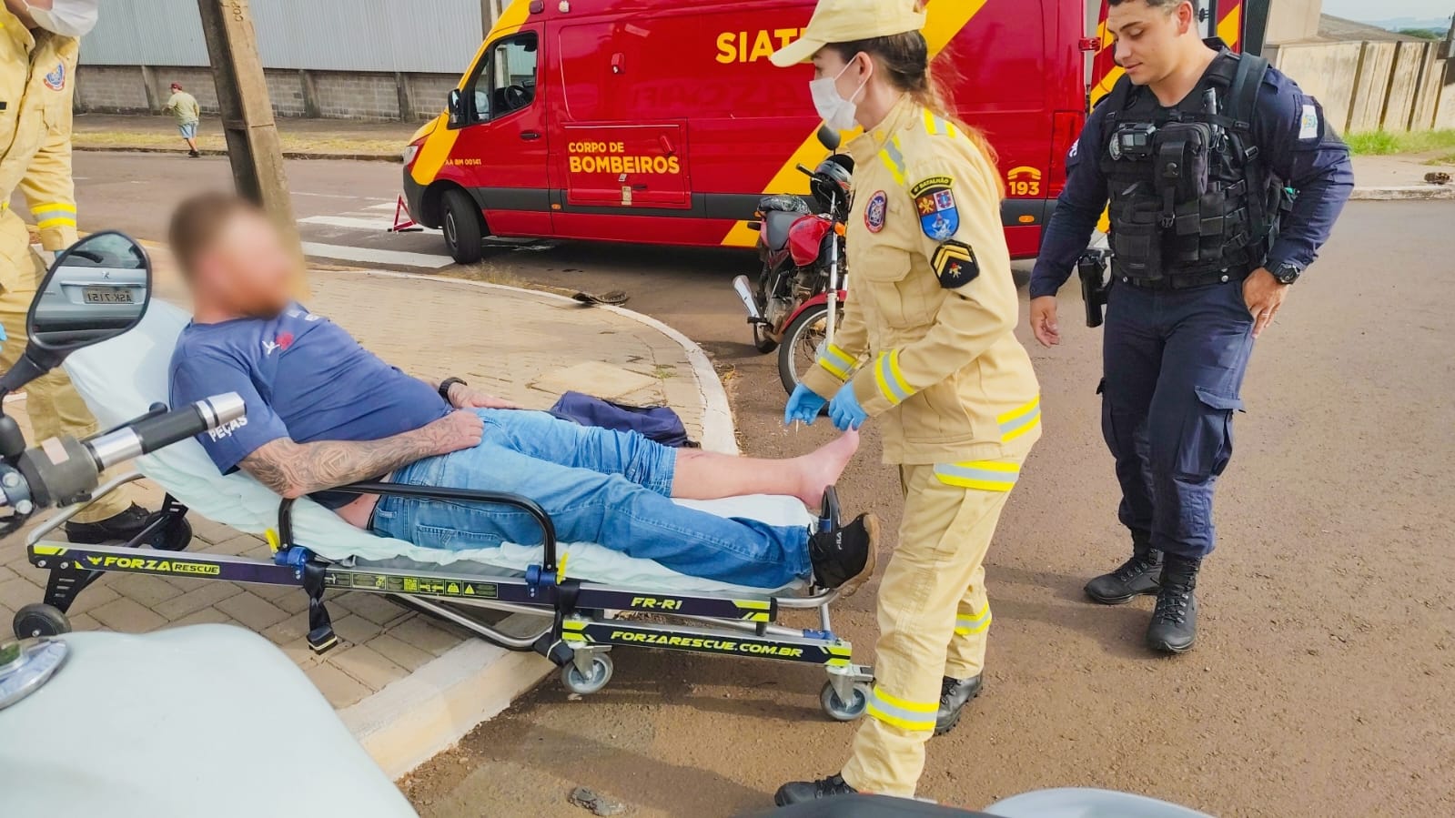 Homem fica ferido após colisão entre CB300 e Ford Ka na Avenida Rocha Pombo