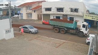 Caminhão derruba carga de terra na Rua Pio XII e revolta moradores e comerciantes no bairro Neva