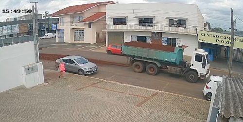 Imagem referente a Caminhão derruba carga de terra na Rua Pio XII e revolta moradores e comerciantes no bairro Neva