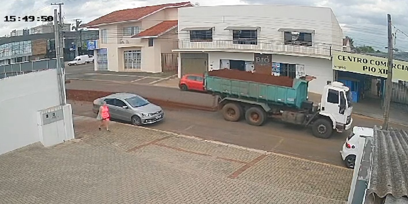 Caminhão derruba carga de terra na Rua Pio XII e revolta moradores e comerciantes no bairro Neva