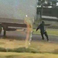 Imagem referente a Vídeo mostra caminhoneiro sendo rendido em assalto na BR-277