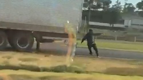 Imagem referente a Vídeo mostra caminhoneiro sendo rendido em assalto na BR-277