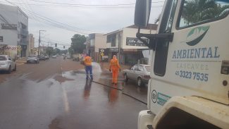 Equipe realiza limpeza da Rua Pio XII após incidente com caminhão no bairro Neva