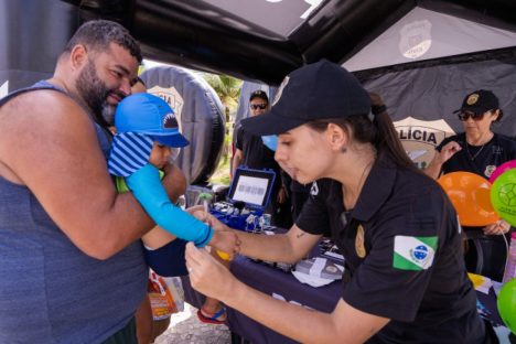 Imagem referente a Estado já distribuiu 38 mil pulseiras e encontrou 600 crianças perdidas nas praias