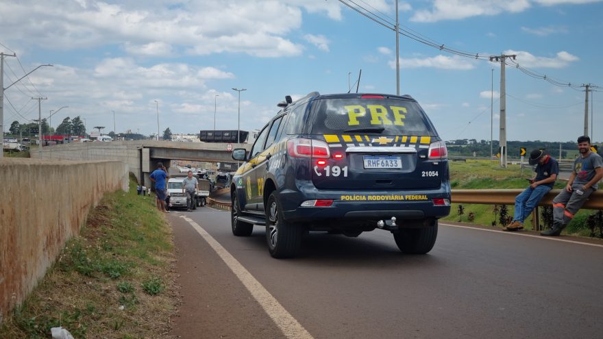 Carreta Bitrem interdita Trevo Cataratas e forma engarrafamento monstruoso em Cascavel