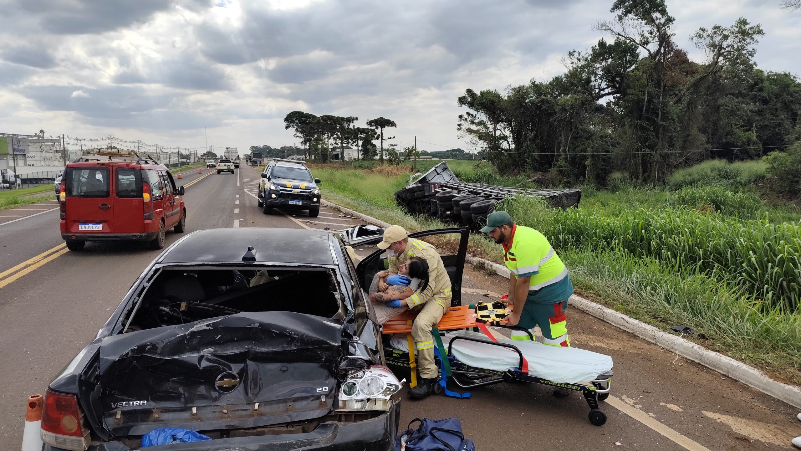 Após colisão com carro, carreta tomba na BR-277; Siate atende feridos