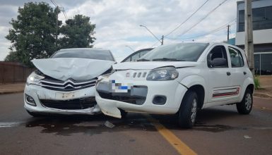 Imagem referente a Acidente de trânsito entre dois carros é registrado na Avenida Tito Muffato