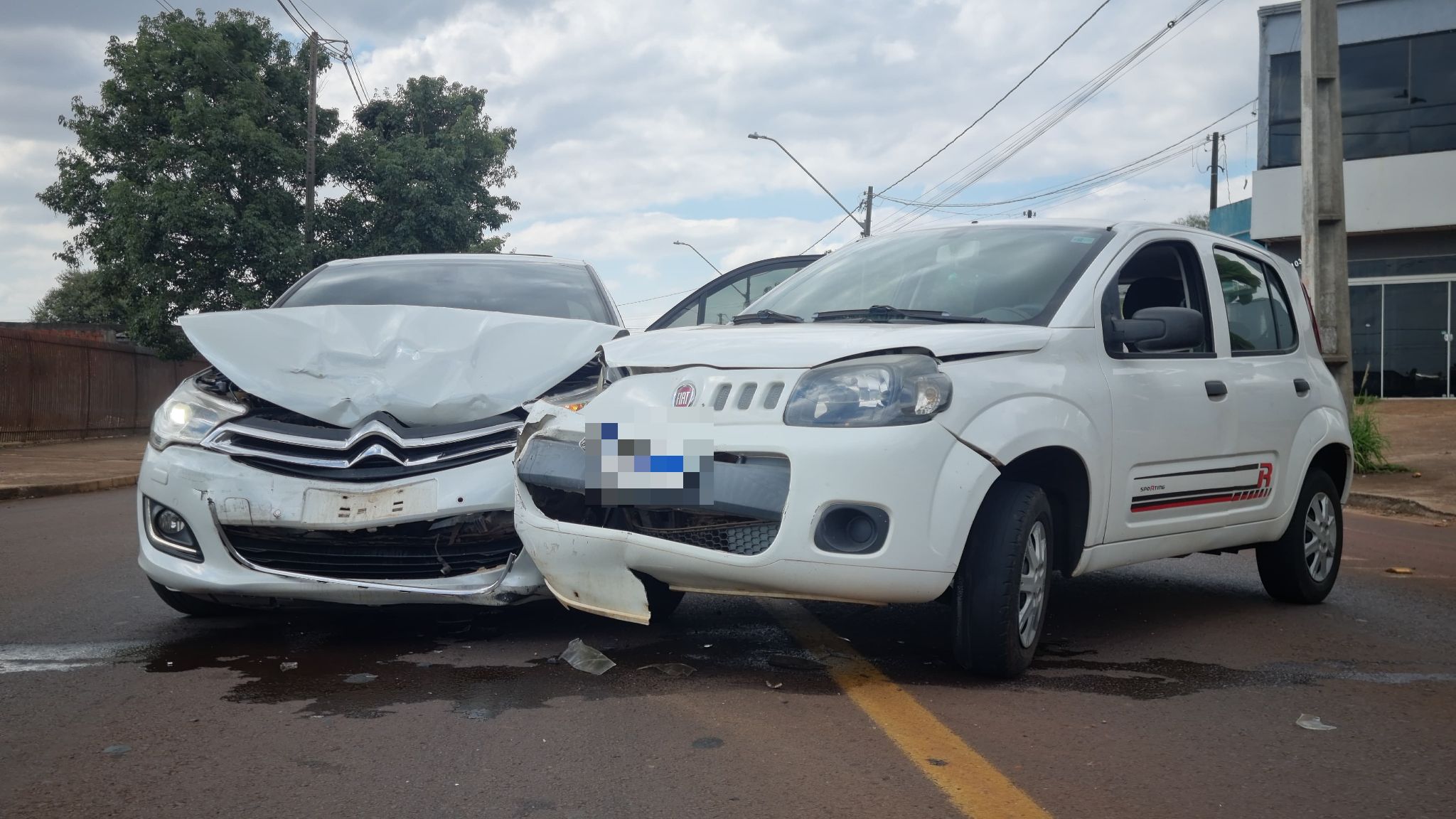 Acidente de trânsito entre dois carros é registrado na Avenida Tito Muffato
