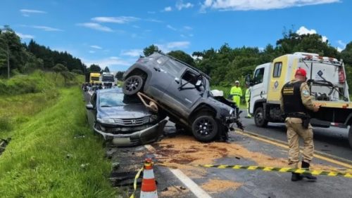 Imagem referente a Motorista morre em acidente após invadir pista contrária em Curitiba