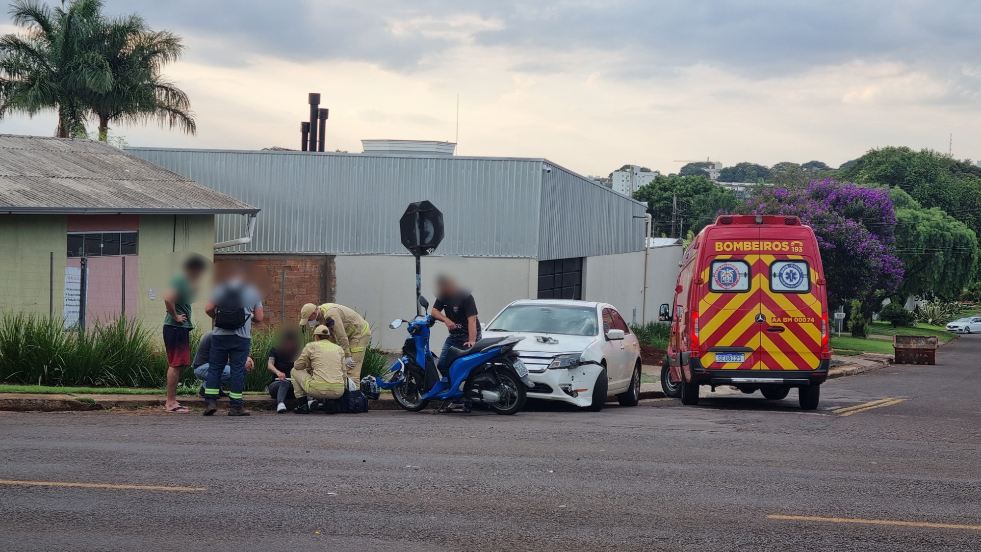 Condutora de motocicleta fica ferida em acidente no Country