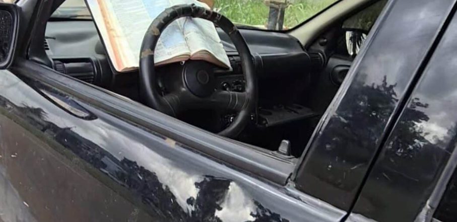 "Nenhum mal te sucederá": ladrão abandona carro com Bíblia aberta no Salmo 91