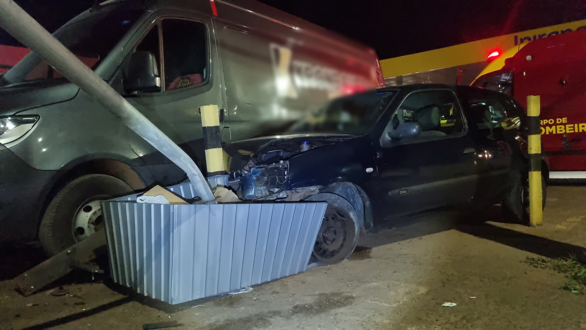 Veículo fica destruído em acidente na Avenida Carlos Gomes Veículo fica destruído em acidente na Avenida Carlos Gomes