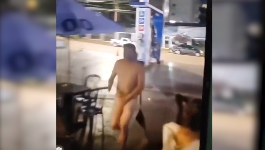 Peladão do posto! homem aparece nu em conveniência de posto de combustíveis em Cascavel
