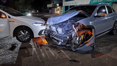 Imagem referente a Nivus tem a frente destruída em forte colisão com Polo no bairro Country