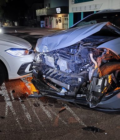 Imagem referente a Nivus tem a frente destruída em forte colisão com Polo no bairro Country