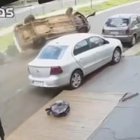 Imagem referente a Vídeo: motorista perde o controle, bate em veículo estacionado e capota no Paraná