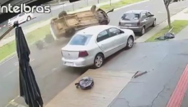 Imagem referente a Vídeo: motorista perde o controle, bate em veículo estacionado e capota no Paraná