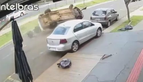 Imagem referente a Vídeo: motorista perde o controle, bate em veículo estacionado e capota no Paraná