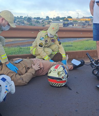 Imagem referente a Jovem fica ferido em colisão entre carro e moto no Trevo Cataratas