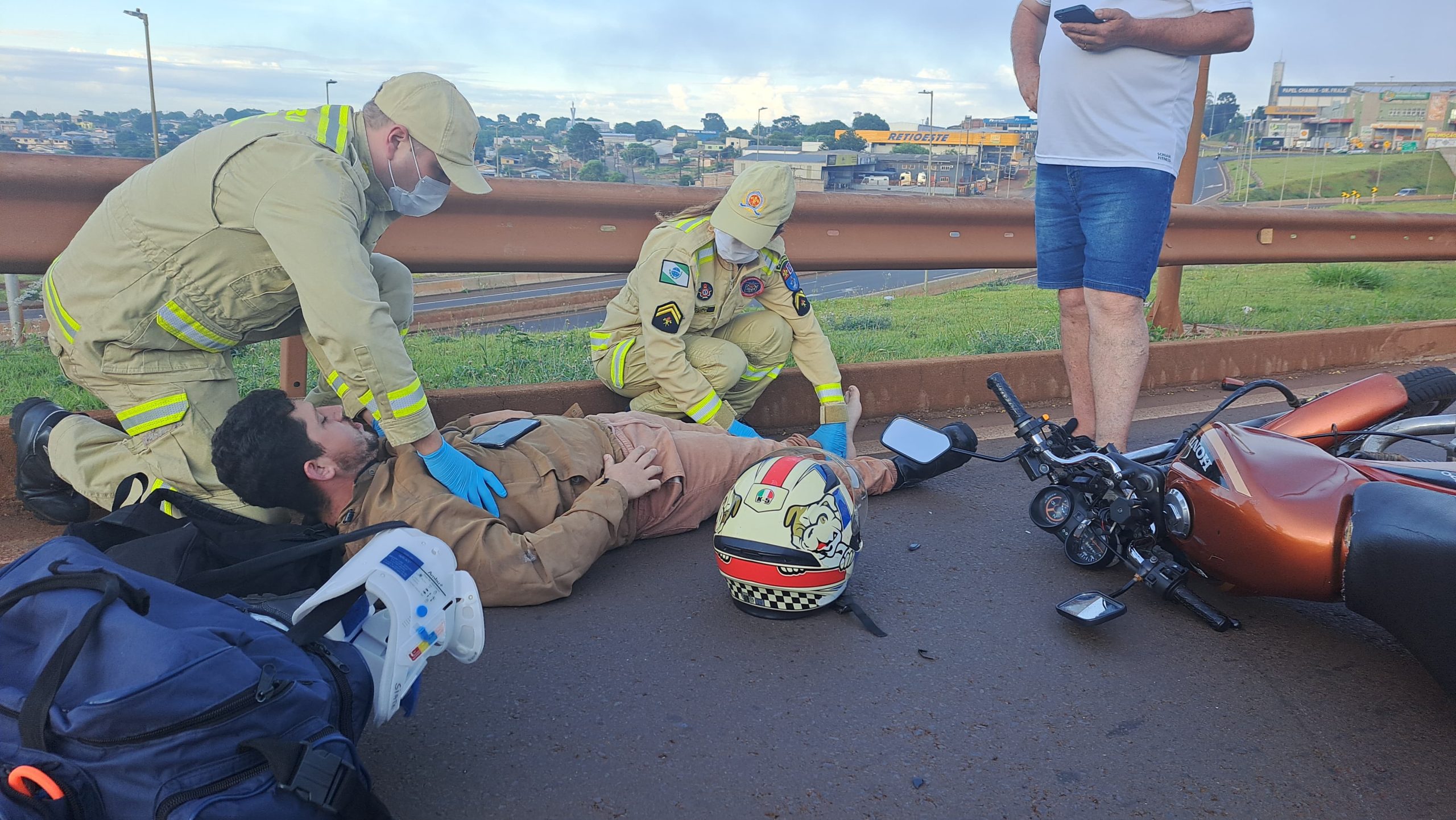 Jovem fica ferido em colisão entre carro e moto no Trevo Cataratas Jovem fica ferido em colisão entre carro e moto no Trevo Cataratas